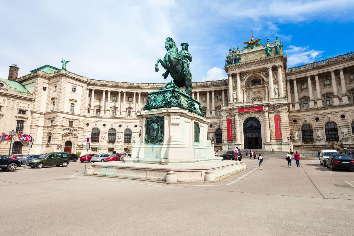 Vienna: Cultural Heart with Impe­rial Flair